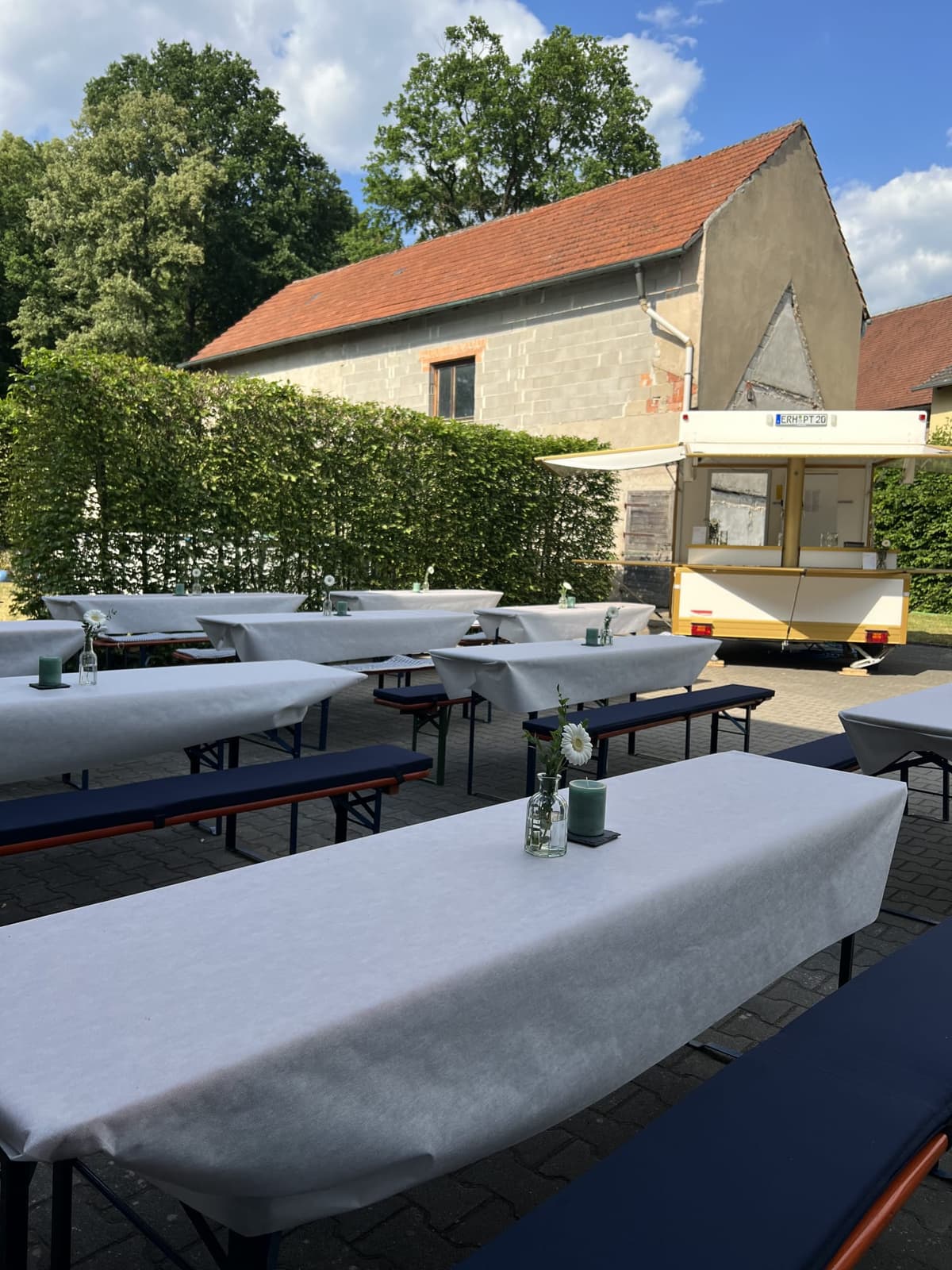 Bierzeltgarnituren auf einem Fest